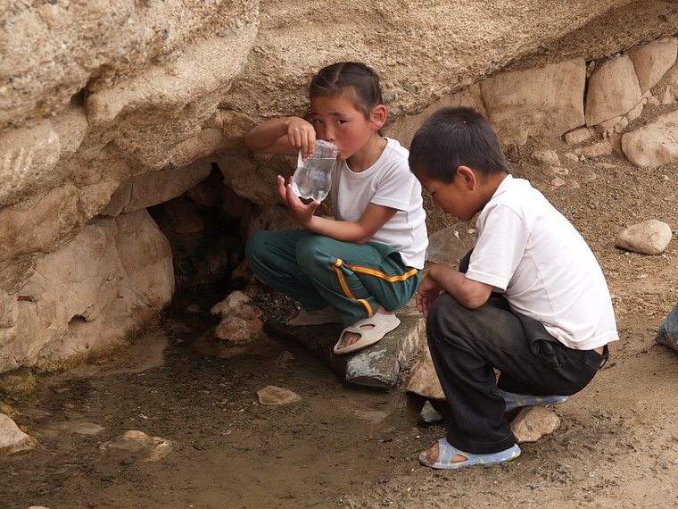 Kinderen verzamelen drinkwater